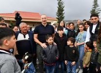 Prezident İlham Əliyev və Birinci xanım Mehriban Əliyeva Talış kəndinin sakinləri ilə görüşüb söhbət ediblər (FOTO)