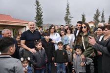 Prezident İlham Əliyev və Birinci xanım Mehriban Əliyeva Talış kəndinin sakinləri ilə görüşüb söhbət ediblər (FOTO)