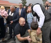 Prezident İlham Əliyev və Birinci xanım Mehriban Əliyeva Talış kəndinin sakinləri ilə görüşüb söhbət ediblər (FOTO)
