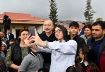 Prezident İlham Əliyev və Birinci xanım Mehriban Əliyeva Talış kəndinin sakinləri ilə görüşüb söhbət ediblər (FOTO)