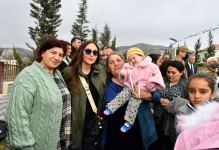 Prezident İlham Əliyev və Birinci xanım Mehriban Əliyeva Talış kəndinin sakinləri ilə görüşüb söhbət ediblər (FOTO)