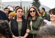 Prezident İlham Əliyev və Birinci xanım Mehriban Əliyeva Talış kəndinin sakinləri ilə görüşüb söhbət ediblər (FOTO)