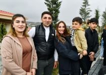 Prezident İlham Əliyev və Birinci xanım Mehriban Əliyeva Talış kəndinin sakinləri ilə görüşüb söhbət ediblər (FOTO)