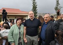 Prezident İlham Əliyev və Birinci xanım Mehriban Əliyeva Talış kəndinin sakinləri ilə görüşüb söhbət ediblər (FOTO)