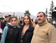 Prezident İlham Əliyev və Birinci xanım Mehriban Əliyeva Talış kəndinin sakinləri ilə görüşüb söhbət ediblər (FOTO)