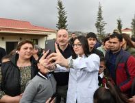 Prezident İlham Əliyev və Birinci xanım Mehriban Əliyeva Talış kəndinin sakinləri ilə görüşüb söhbət ediblər (FOTO)