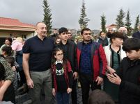 Prezident İlham Əliyev və Birinci xanım Mehriban Əliyeva Talış kəndinin sakinləri ilə görüşüb söhbət ediblər (FOTO)