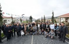Prezident İlham Əliyev və Birinci xanım Mehriban Əliyeva Talış kəndinin sakinləri ilə görüşüb söhbət ediblər (FOTO)