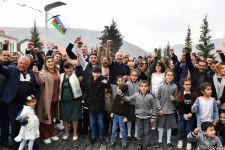 Prezident İlham Əliyev və Birinci xanım Mehriban Əliyeva Talış kəndinin sakinləri ilə görüşüb söhbət ediblər (FOTO)