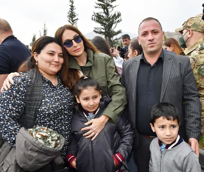 Prezident İlham Əliyev və Birinci xanım Mehriban Əliyevanın Talış kəndinin sakinləri ilə səmimi görüşü (FOTO)