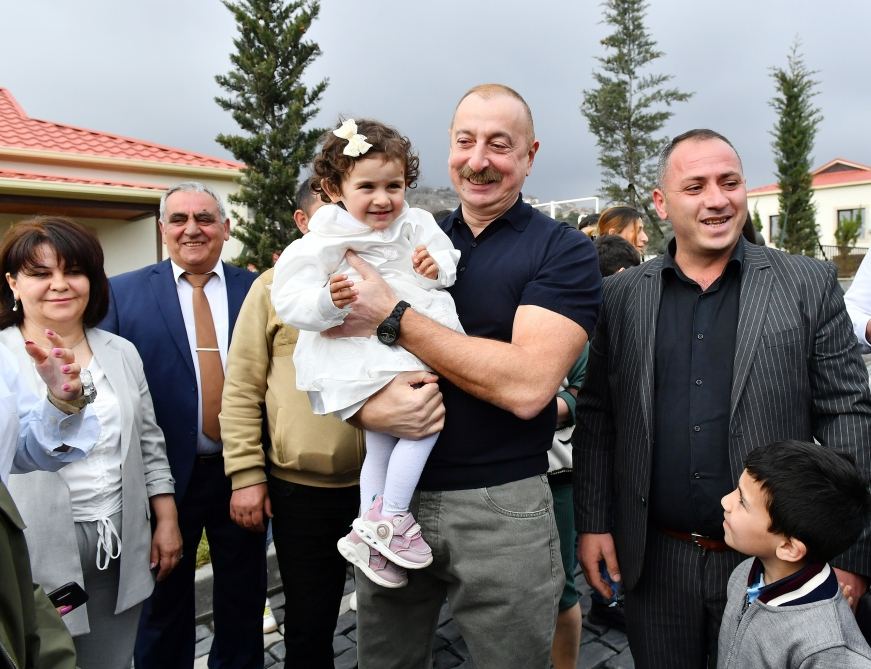 Prezident İlham Əliyev və Birinci xanım Mehriban Əliyeva Talış kəndinin sakinləri ilə görüşüb söhbət ediblər (FOTO)
