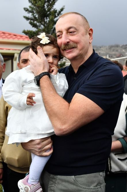 Prezident İlham Əliyev və Birinci xanım Mehriban Əliyeva Talış kəndinin sakinləri ilə görüşüb söhbət ediblər (FOTO)