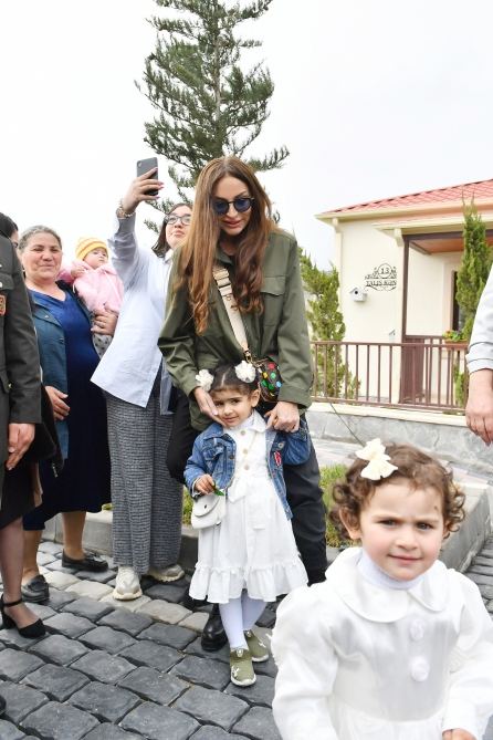 Prezident İlham Əliyev və Birinci xanım Mehriban Əliyeva Talış kəndinin sakinləri ilə görüşüb söhbət ediblər (FOTO)