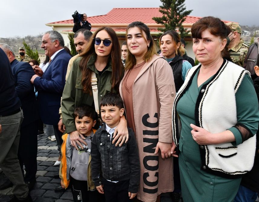 Prezident İlham Əliyev və Birinci xanım Mehriban Əliyeva Talış kəndinin sakinləri ilə görüşüb söhbət ediblər (FOTO)