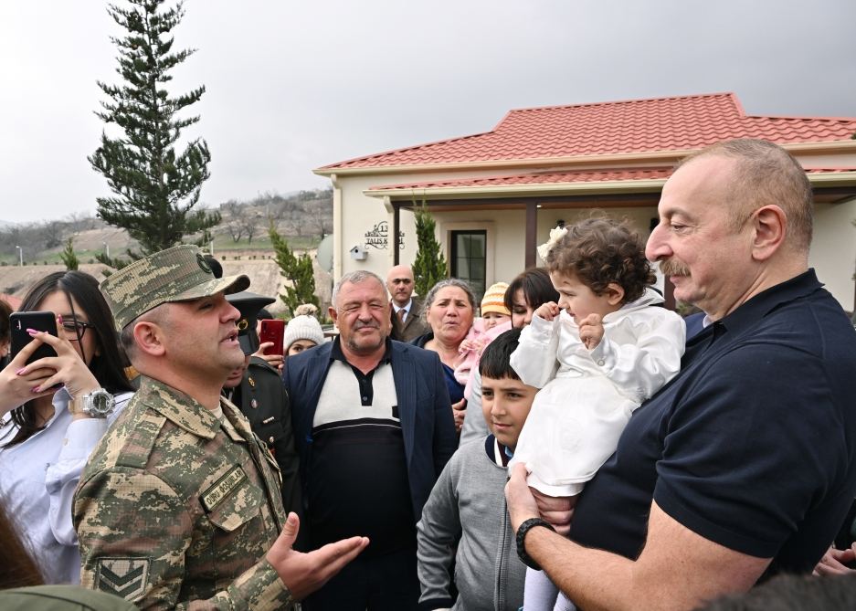 Prezident İlham Əliyev və Birinci xanım Mehriban Əliyeva Talış kəndinin sakinləri ilə görüşüb söhbət ediblər (FOTO)