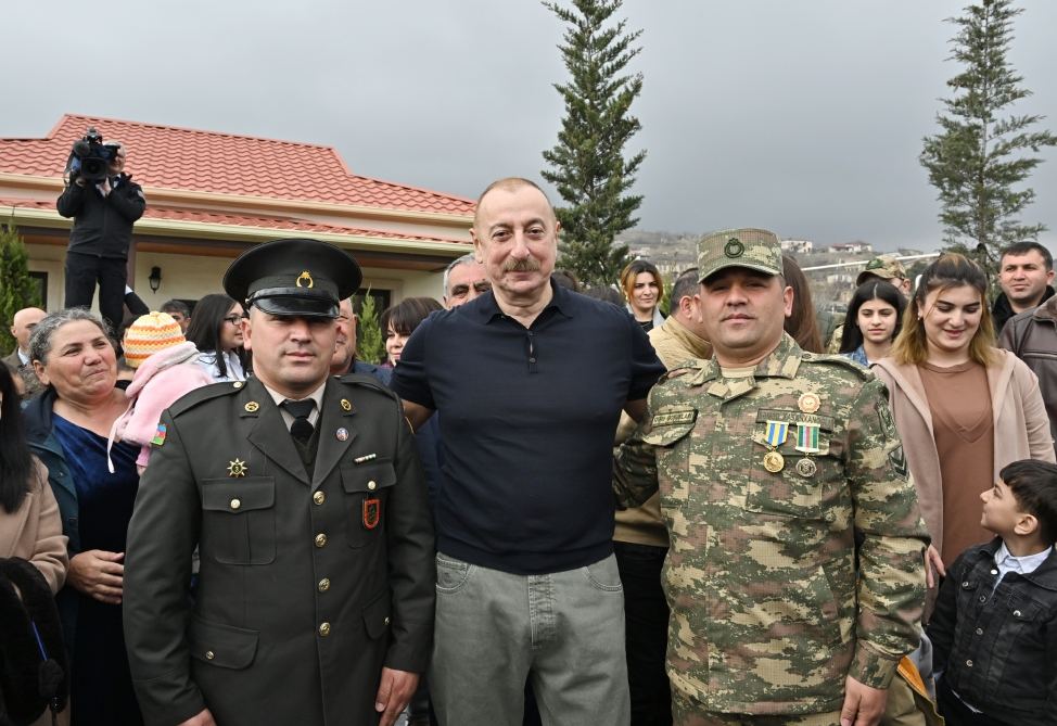 Prezident İlham Əliyev və Birinci xanım Mehriban Əliyeva Talış kəndinin sakinləri ilə görüşüb söhbət ediblər (FOTO)