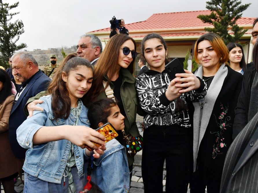 Prezident İlham Əliyev və Birinci xanım Mehriban Əliyeva Talış kəndinin sakinləri ilə görüşüb söhbət ediblər (FOTO)