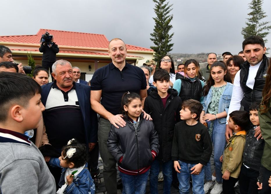 Prezident İlham Əliyev və Birinci xanım Mehriban Əliyeva Talış kəndinin sakinləri ilə görüşüb söhbət ediblər (FOTO)