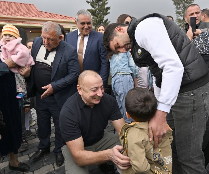 Prezident İlham Əliyev və Birinci xanım Mehriban Əliyeva Talış kəndinin sakinləri ilə görüşüb söhbət ediblər (FOTO)