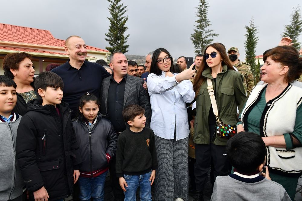 Prezident İlham Əliyev və Birinci xanım Mehriban Əliyeva Talış kəndinin sakinləri ilə görüşüb söhbət ediblər (FOTO)