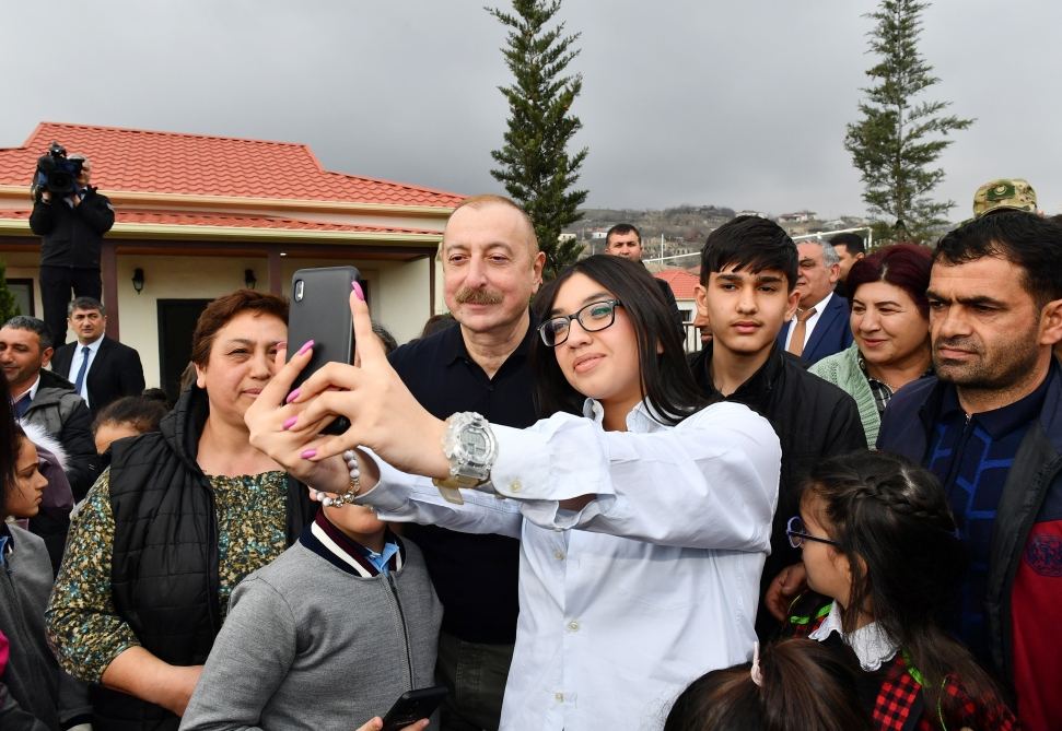Prezident İlham Əliyev və Birinci xanım Mehriban Əliyeva Talış kəndinin sakinləri ilə görüşüb söhbət ediblər (FOTO)