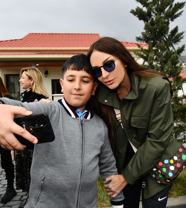 Prezident İlham Əliyev və Birinci xanım Mehriban Əliyeva Talış kəndinin sakinləri ilə görüşüb söhbət ediblər (FOTO)