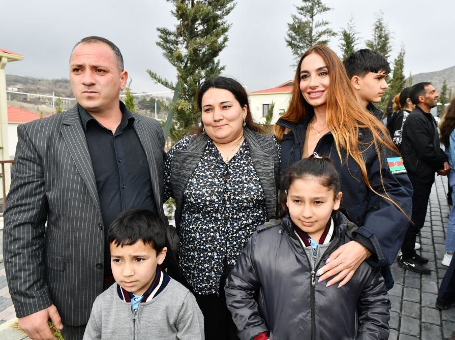 Prezident İlham Əliyev və Birinci xanım Mehriban Əliyeva Talış kəndinin sakinləri ilə görüşüb söhbət ediblər (FOTO)