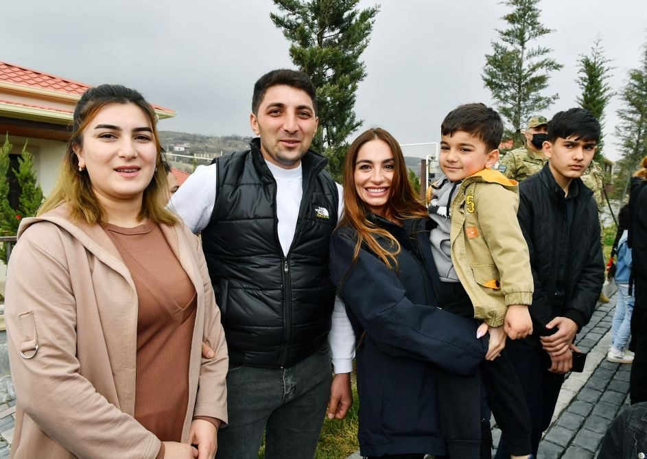 Prezident İlham Əliyev və Birinci xanım Mehriban Əliyeva Talış kəndinin sakinləri ilə görüşüb söhbət ediblər (FOTO)