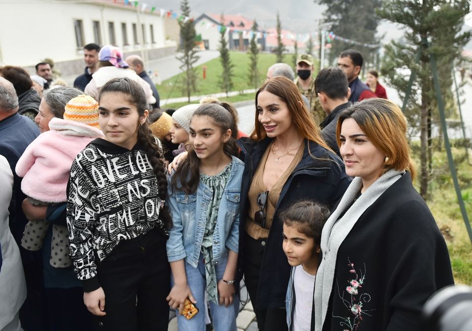 Prezident İlham Əliyev və Birinci xanım Mehriban Əliyeva Talış kəndinin sakinləri ilə görüşüb söhbət ediblər (FOTO)