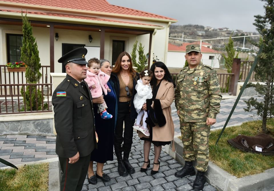 Prezident İlham Əliyev və Birinci xanım Mehriban Əliyeva Talış kəndinin sakinləri ilə görüşüb söhbət ediblər (FOTO)