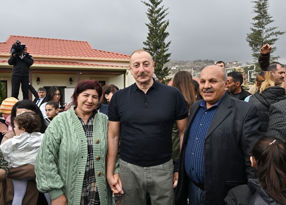 Prezident İlham Əliyev və Birinci xanım Mehriban Əliyeva Talış kəndinin sakinləri ilə görüşüb söhbət ediblər (FOTO)