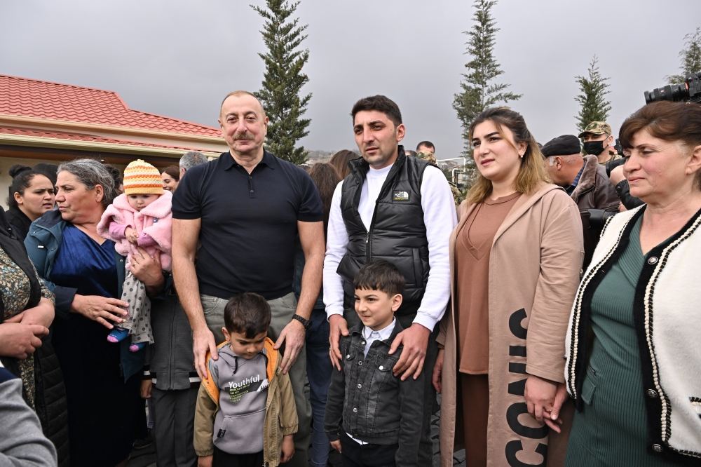 Prezident İlham Əliyev və Birinci xanım Mehriban Əliyeva Talış kəndinin sakinləri ilə görüşüb söhbət ediblər (FOTO)