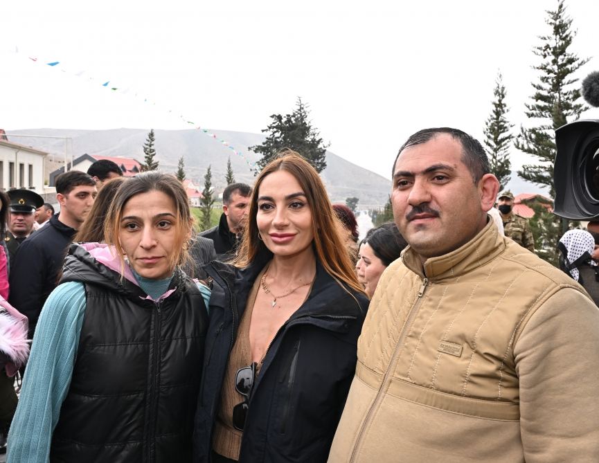 Prezident İlham Əliyev və Birinci xanım Mehriban Əliyeva Talış kəndinin sakinləri ilə görüşüb söhbət ediblər (FOTO)