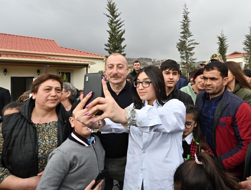 Prezident İlham Əliyev və Birinci xanım Mehriban Əliyeva Talış kəndinin sakinləri ilə görüşüb söhbət ediblər (FOTO)