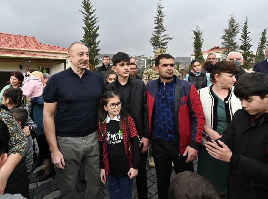Prezident İlham Əliyev və Birinci xanım Mehriban Əliyeva Talış kəndinin sakinləri ilə görüşüb söhbət ediblər (FOTO)