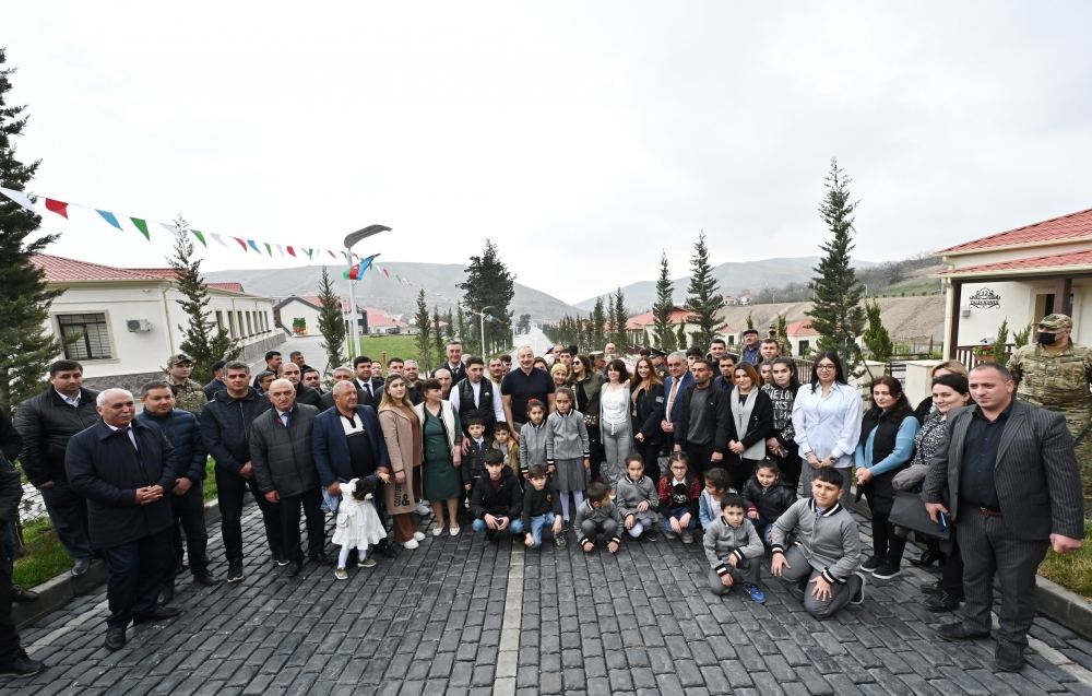 Prezident İlham Əliyev və Birinci xanım Mehriban Əliyeva Talış kəndinin sakinləri ilə görüşüb söhbət ediblər (FOTO)