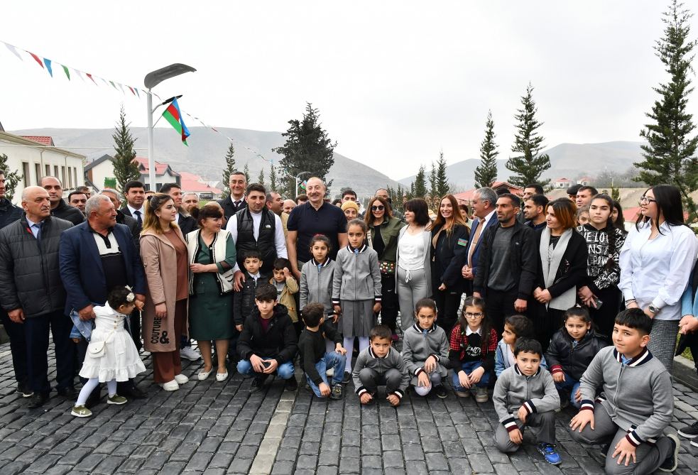 Prezident İlham Əliyev və Birinci xanım Mehriban Əliyeva Talış kəndinin sakinləri ilə görüşüb söhbət ediblər (FOTO)