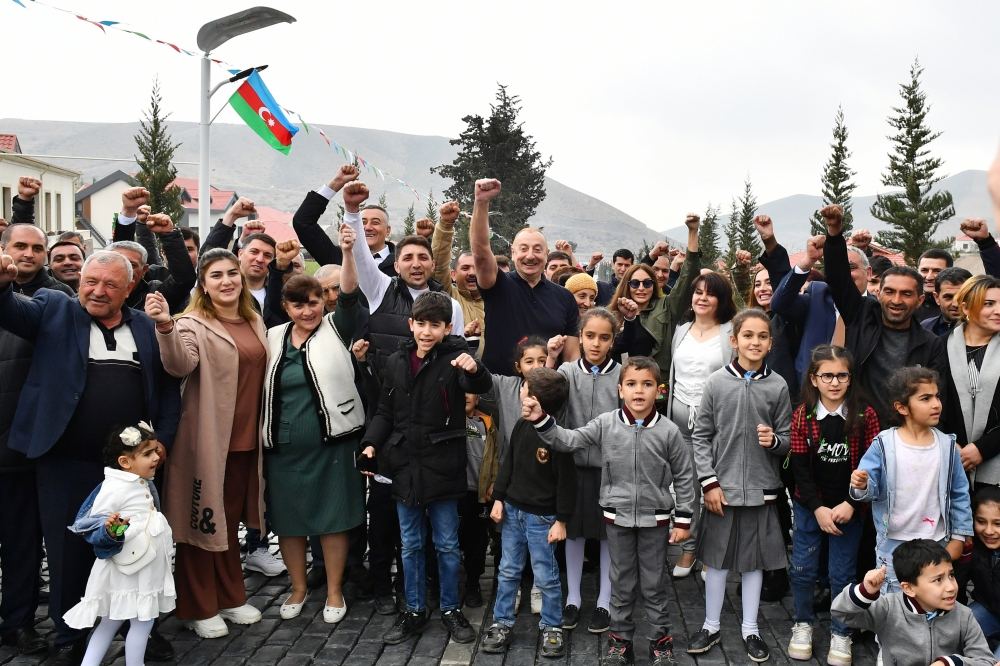 Prezident İlham Əliyev və Birinci xanım Mehriban Əliyeva Talış kəndinin sakinləri ilə görüşüb söhbət ediblər (FOTO)