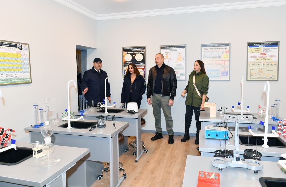 Prezident İlham Əliyev və Birinci xanım Mehriban Əliyeva Suqovuşanda tam orta məktəbində yaradılan şəraitlə tanış olub (FOTO/VİDEO)