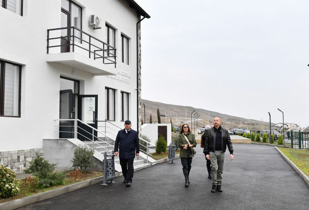 Prezident İlham Əliyev və Birinci xanım Mehriban Əliyeva Suqovuşanda tam orta məktəbində yaradılan şəraitlə tanış olub (FOTO/VİDEO)