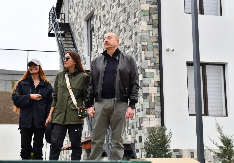 Prezident İlham Əliyev və Birinci xanım Mehriban Əliyeva Suqovuşanda tam orta məktəbində yaradılan şəraitlə tanış olub (FOTO/VİDEO)