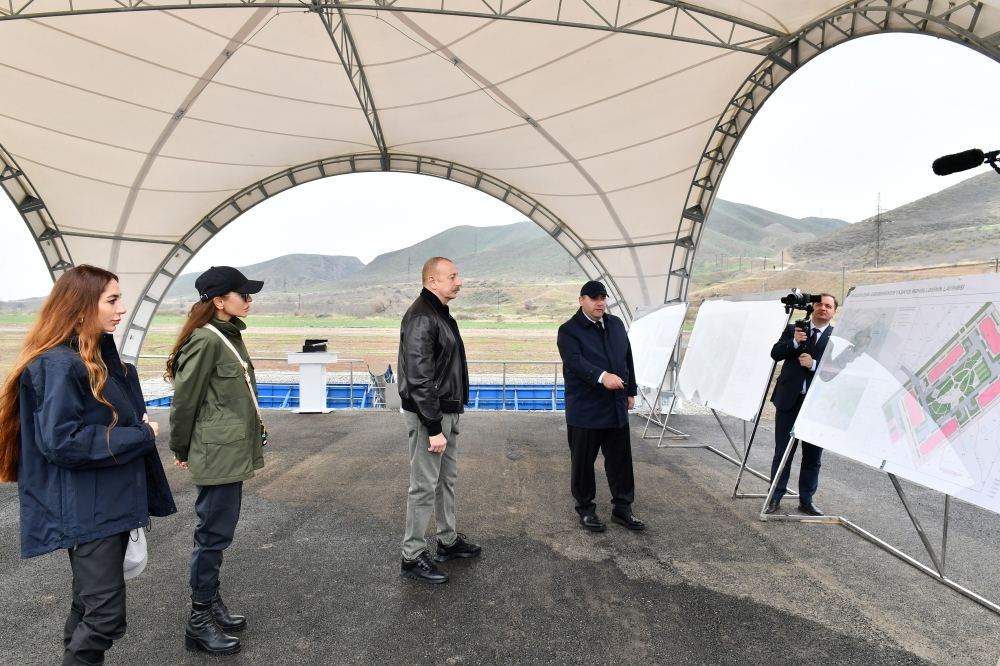Prezident İlham Əliyev və Birinci xanım Mehriban Əliyeva Suqovuşanda yaşayış məhəlləsinin təməlqoyma mərasimində iştirak ediblər (FOTO/VİDEO)