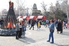 Bakı sakinləri Novruz bayramını qeyd edir - FOTOREPORTAJ