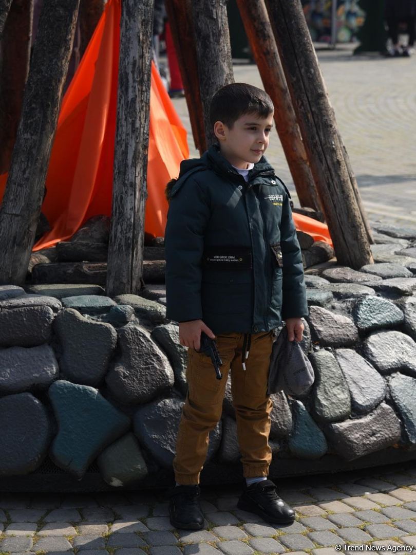 Bakı sakinləri Novruz bayramını qeyd edir - FOTOREPORTAJ