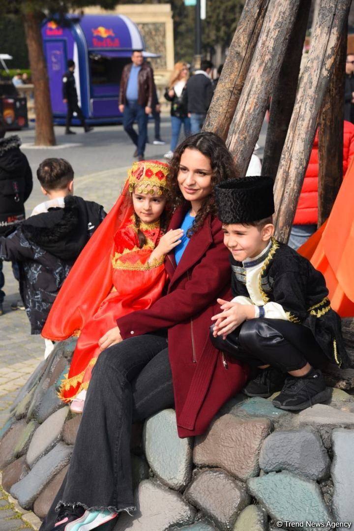 Bakı sakinləri Novruz bayramını qeyd edir - FOTOREPORTAJ