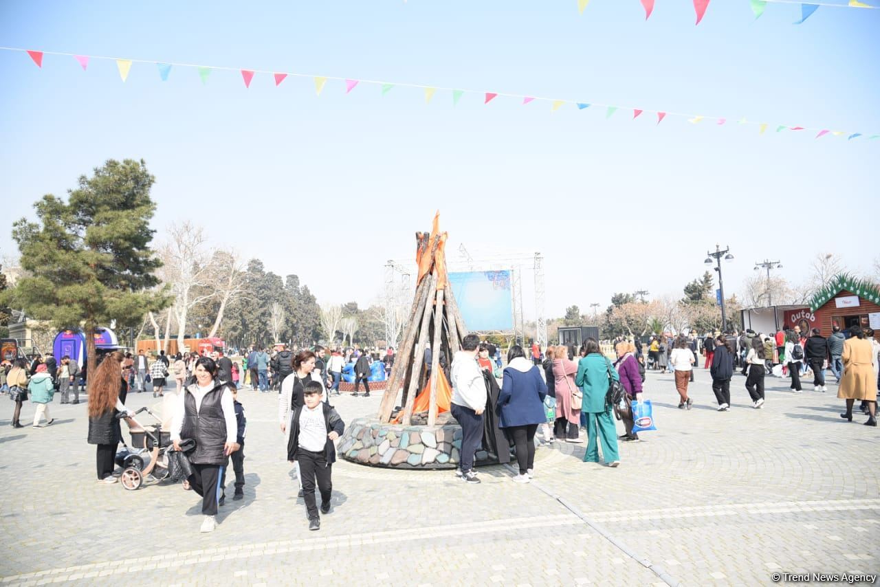 Bakı sakinləri Novruz bayramını qeyd edir - FOTOREPORTAJ