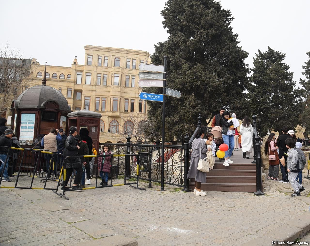 Bakı sakinləri Novruz bayramını qeyd edir - FOTOREPORTAJ