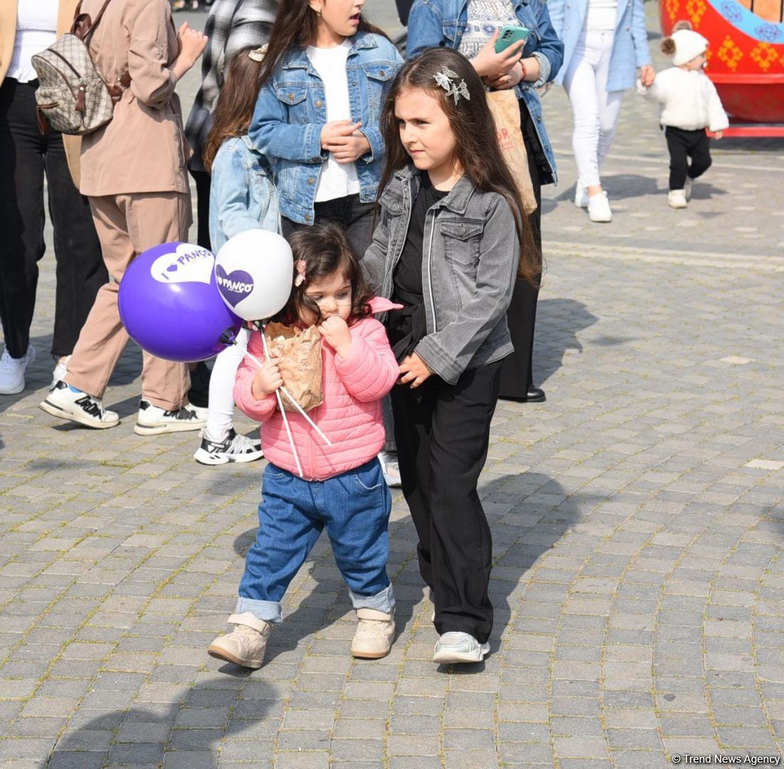 Bakı sakinləri Novruz bayramını qeyd edir - FOTOREPORTAJ