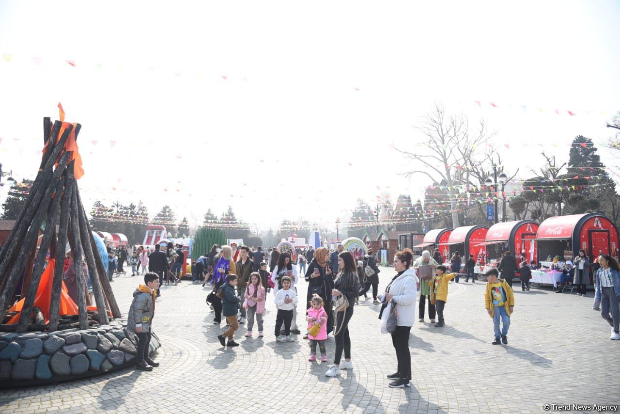 Bakı sakinləri Novruz bayramını qeyd edir - FOTOREPORTAJ