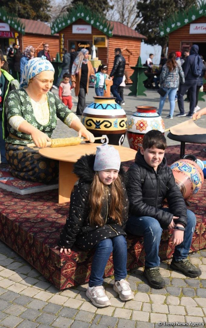 Bakı sakinləri Novruz bayramını qeyd edir - FOTOREPORTAJ